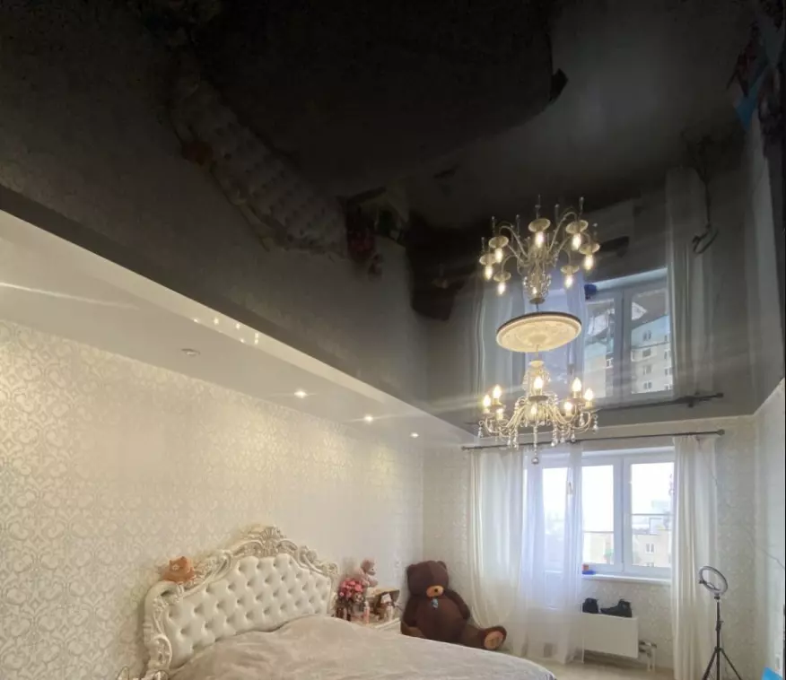 Комбинированный черно-белый натяжной потолок